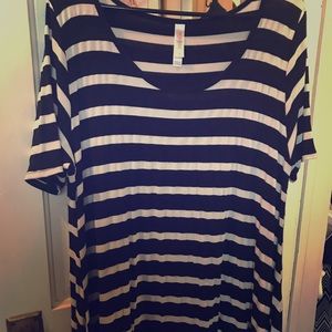 Size Large Lularoe Perfect T